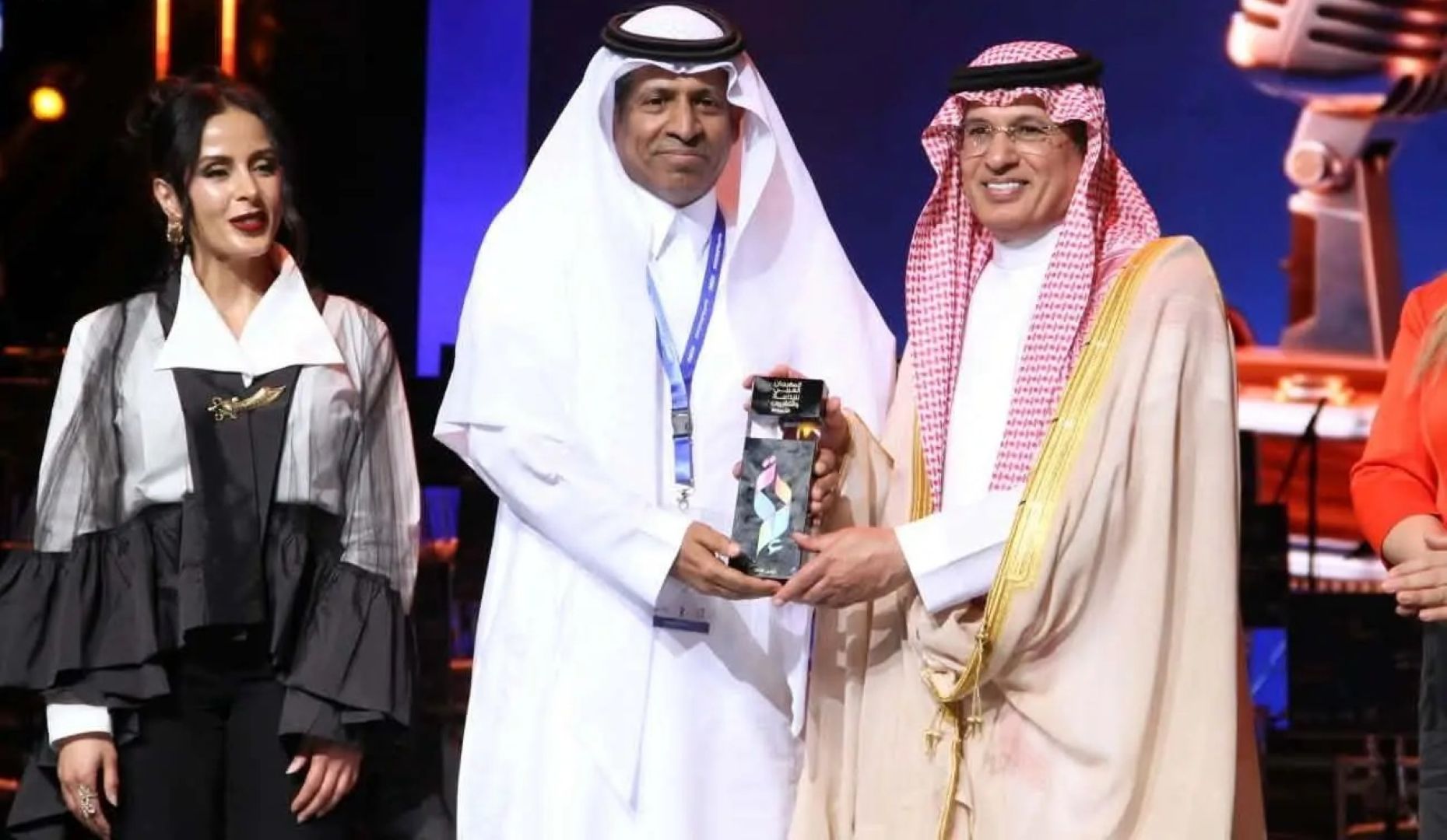 أثناء تسلم السعودية لجائزة الإذاعة من المهرجان العربي للإذاعة والتلفزيون- الصورة من "واس" 