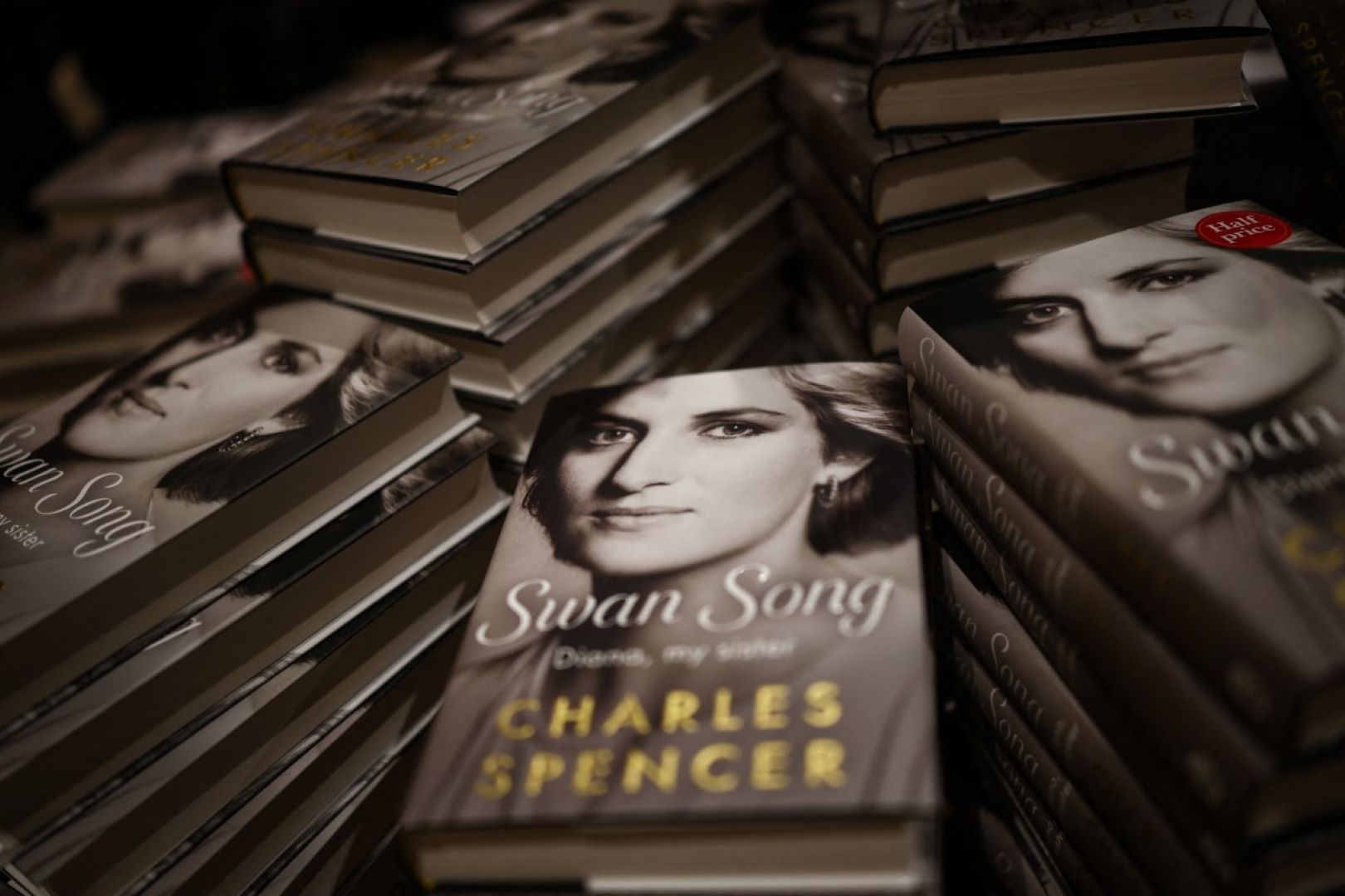 نسخ من كتاب Swan Song: Diana, My Sister. مصدر الصورة: HENRY NICHOLLS / AFP