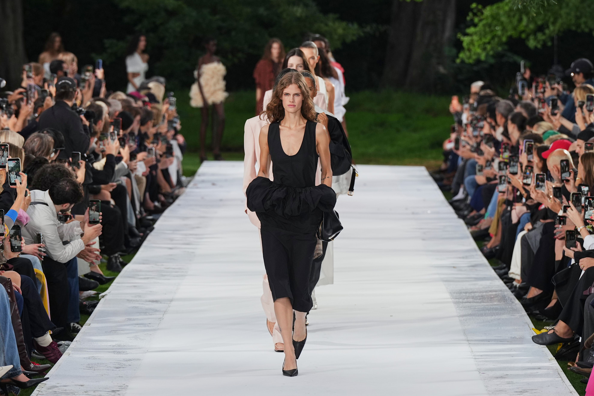 ستيلا ماكارتني Stella McCartney ربيع وصيف 2027 - الصورة من © Launchmetrics/Spotlight