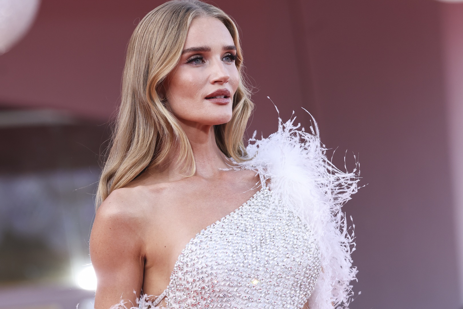 روزي هنتنغتون وايتلي Rosie Huntington-Whiteley في مهرجان فينيسيا السينمائي 2025 ( مصدر الصورة: Stefania D'Alessandro/WireImage)