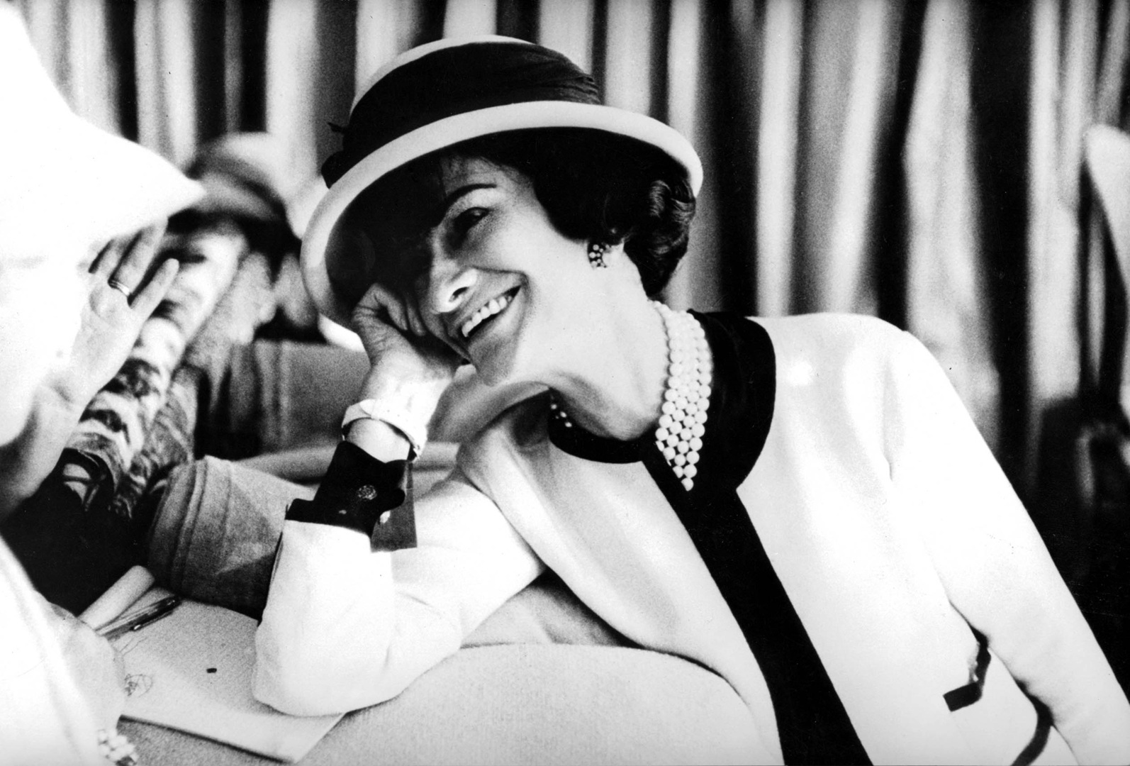 مصممة الأزياء كوكو شانيل  Coco Chanel ( مصدر الصورة:  Apic/Getty Images)