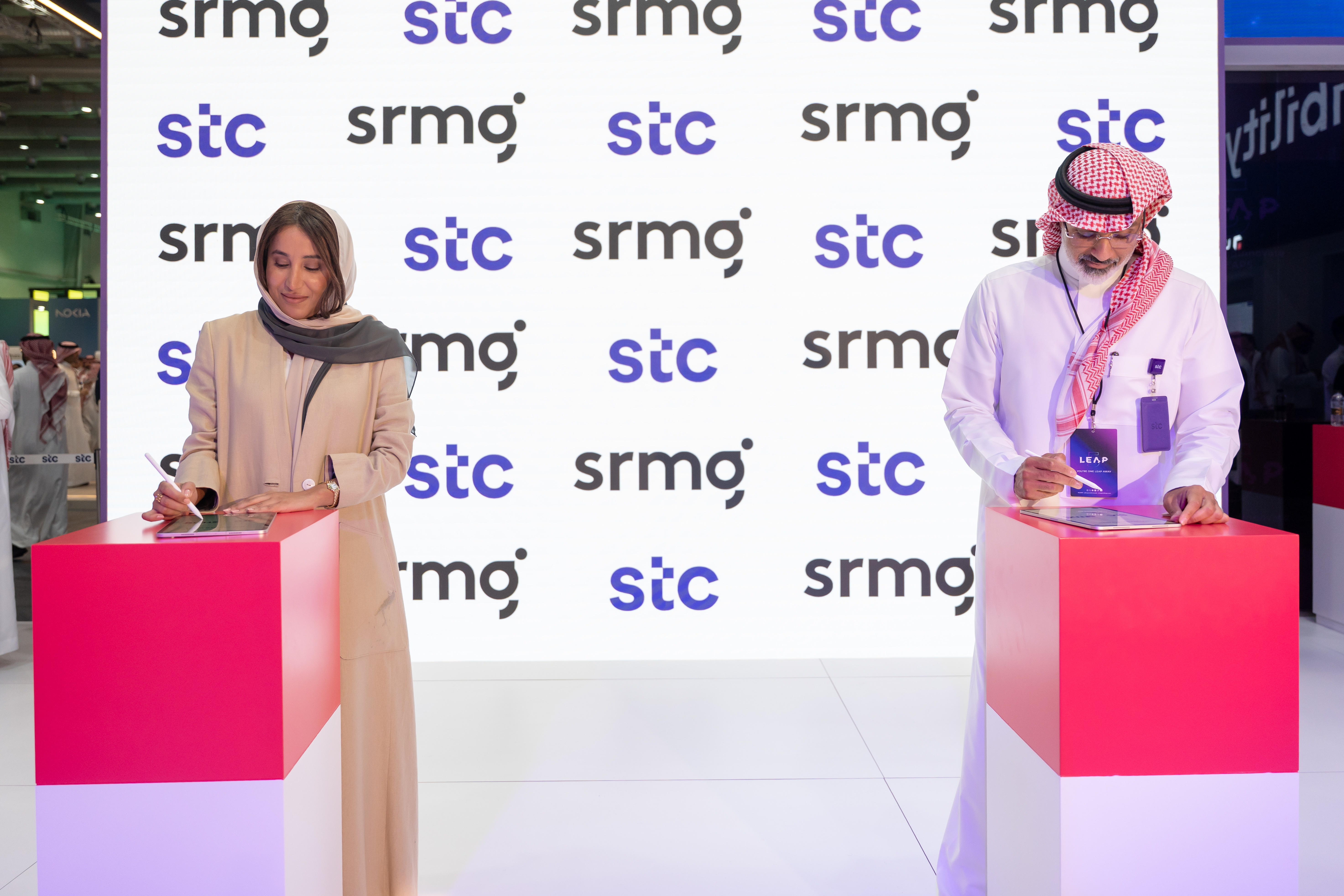 خلال توقيع مذكرة التفاهم بين مجموعة stc والمجموعة السعودية للأبحاث والإعلام لتعزيز قدرات الإنتاج الإعلامي في السعودية