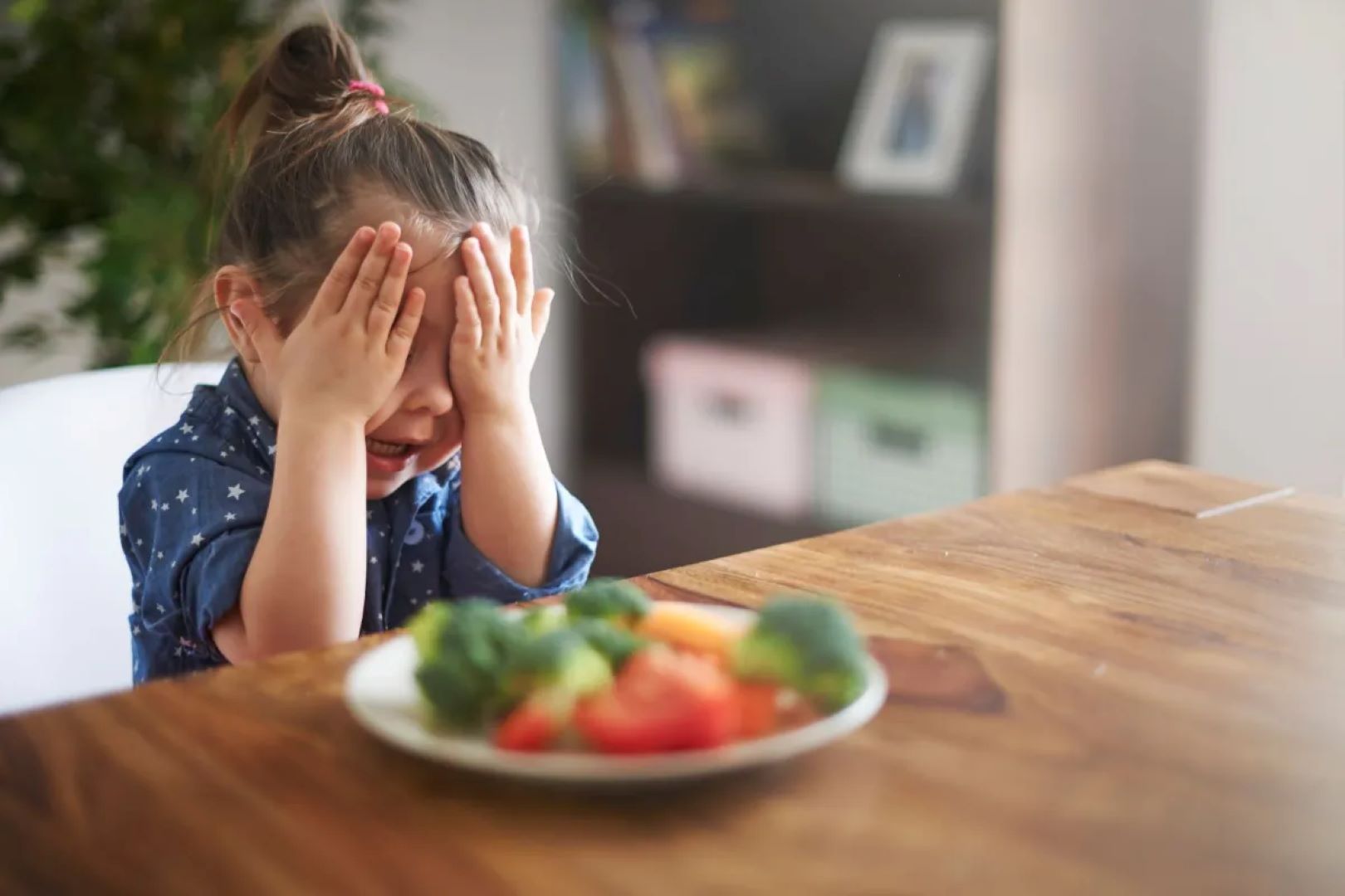 صورة تعبر عن طفلة لا تحب الطعام