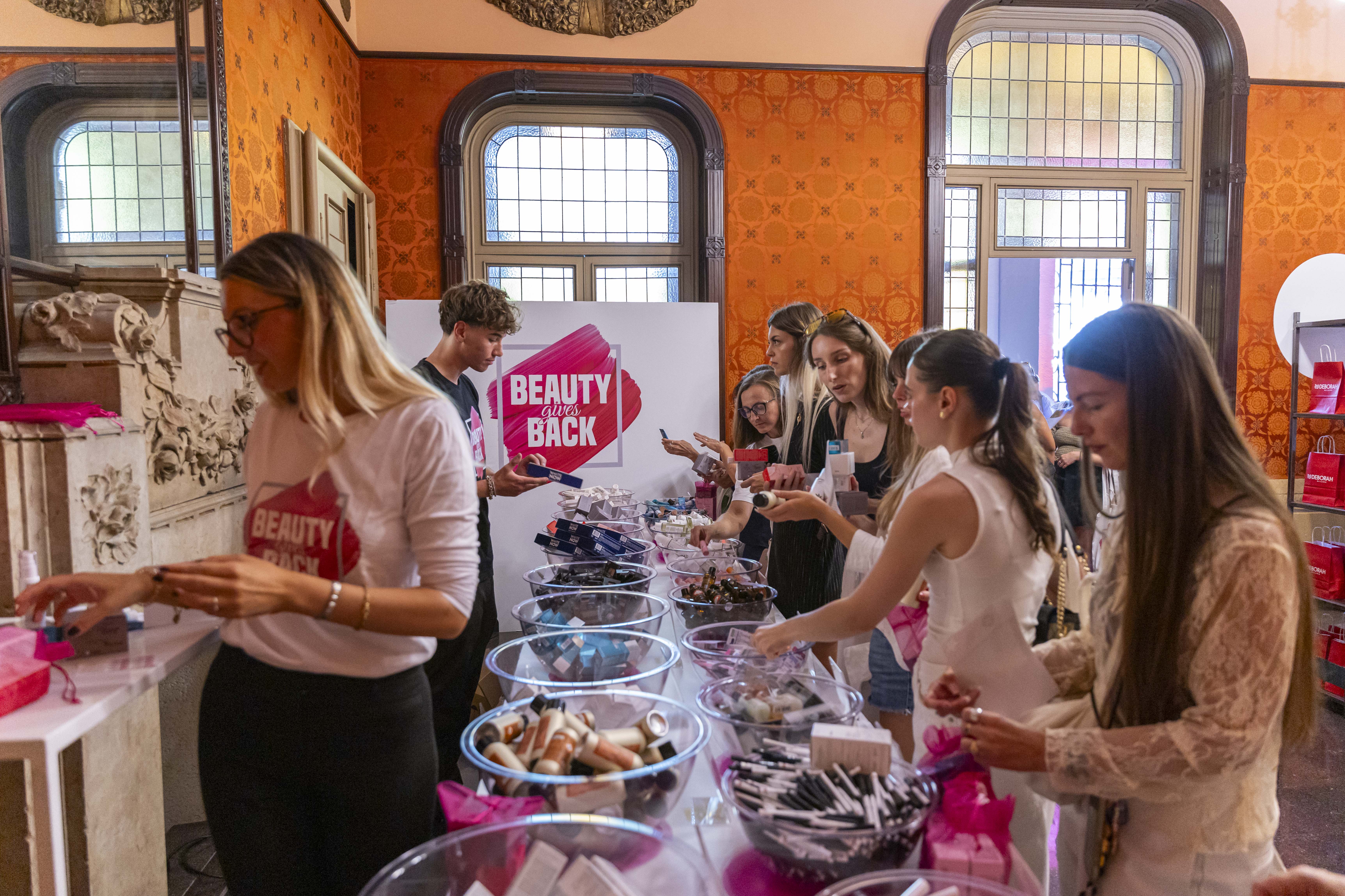 فعالية Beauty Gives Back التي يعود ريع مبيعات المستحضرات لدعم مرضى السرطان