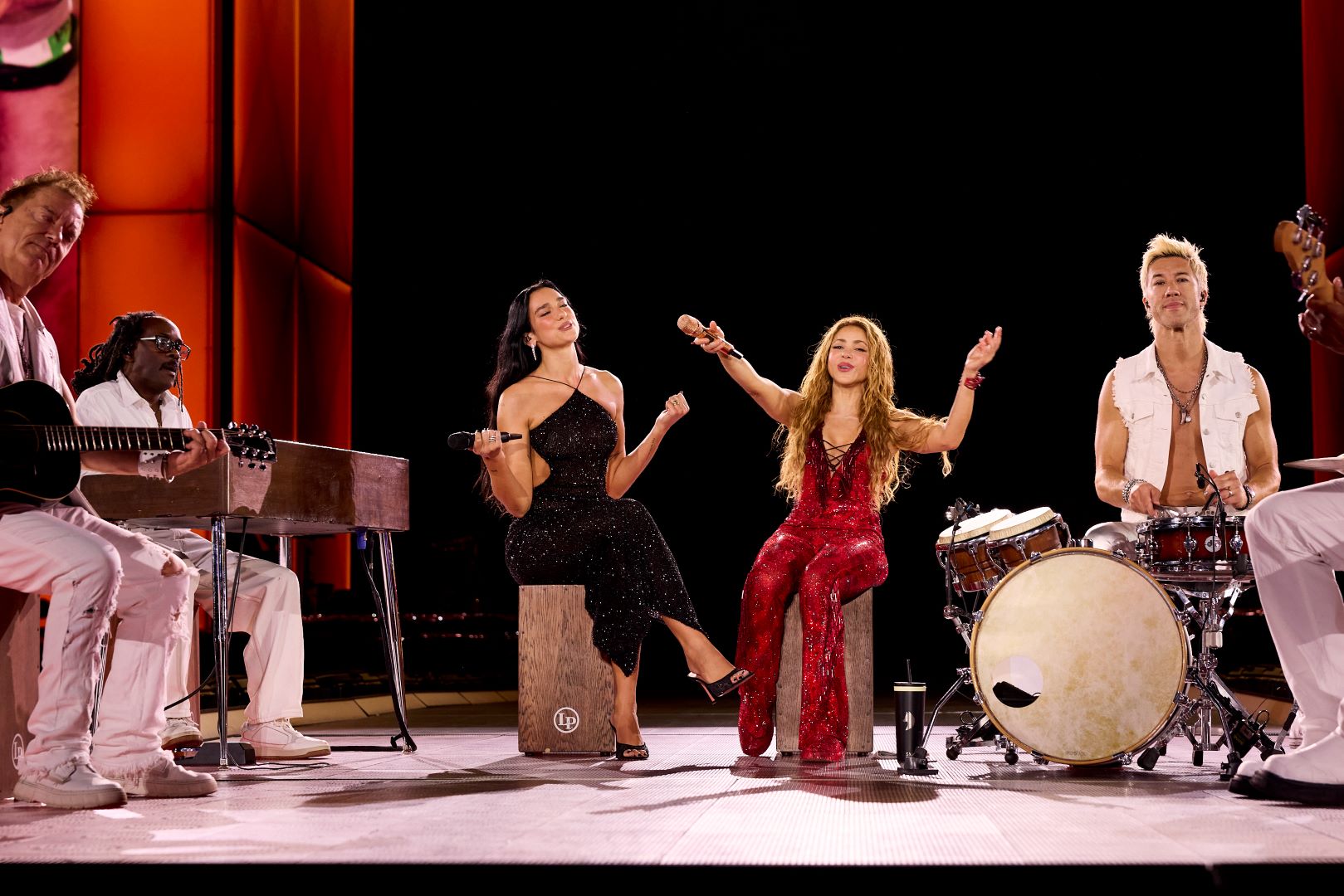 شاكيرا ودوا ليبا في مدريد، إسبانيا (Shakira and Dua Lipa in Madrid, Spain). مصدر الصورة: Nicolas Gerardin/Getty Images / ABA via Getty Images