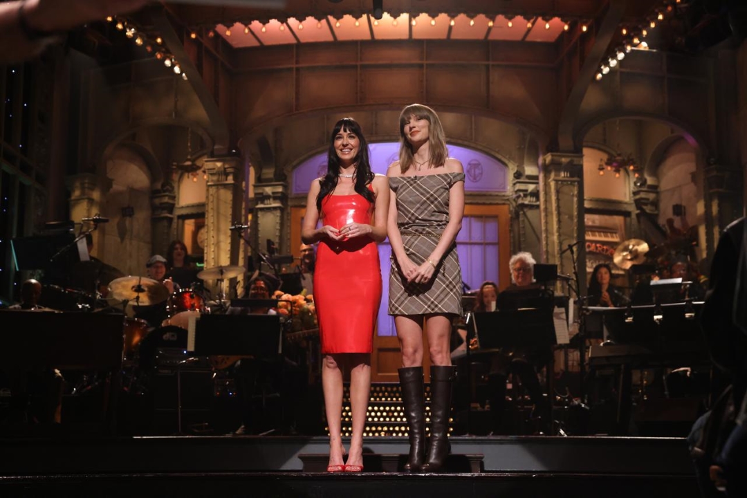 داكوتا جونسون وتايلور سويفت (Dakota Johnson and Taylor Swift)- مصدر الصورة: Will Heath/NBC via Getty Images