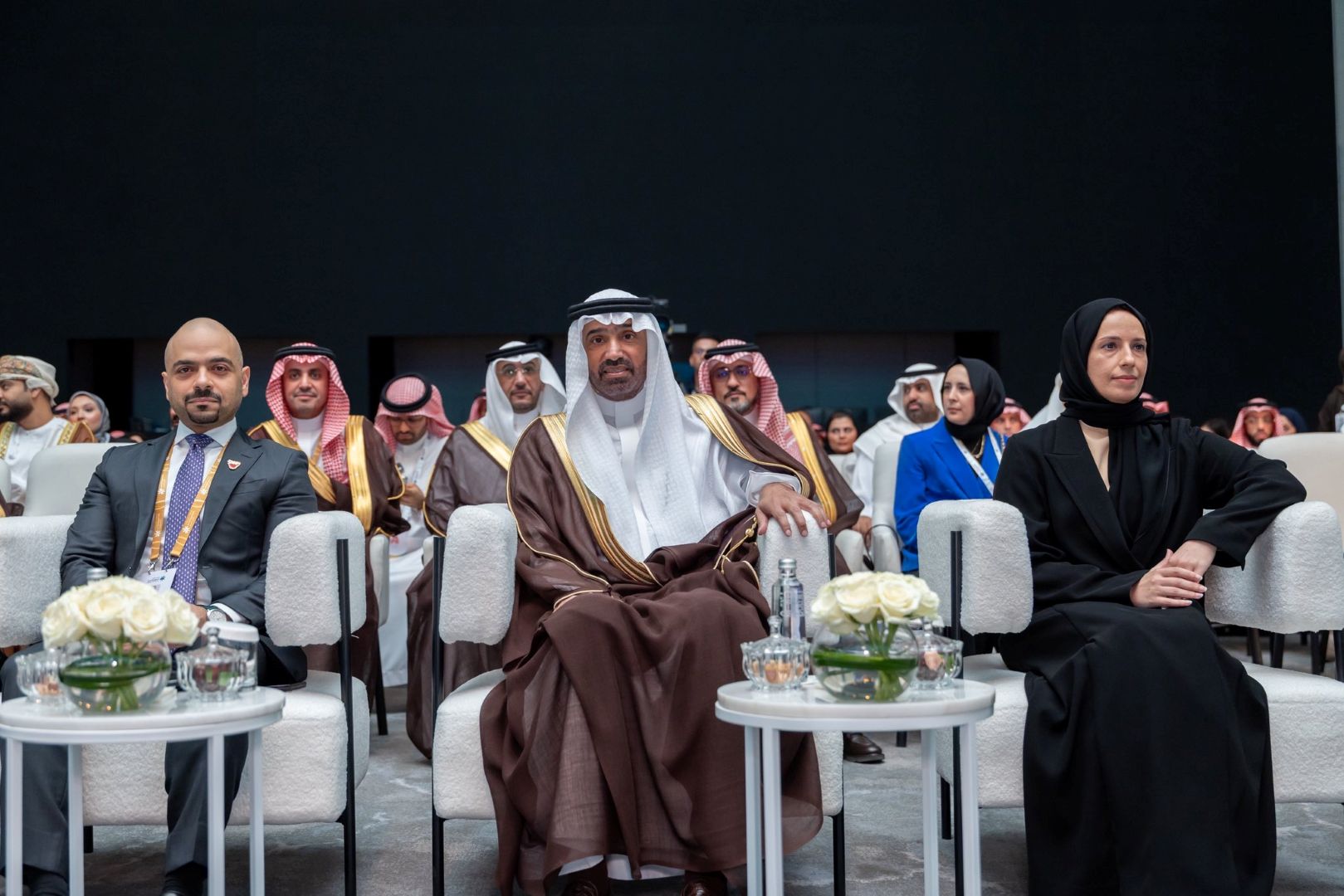 المهندس أحمد الراجحي وزير الموارد البشرية والتنمية الاجتماعية متوسطا بثينة النعيمي وزيرة التنمية الاجتماعية والأسرة في قطر وأسمة العلوي وزير التنمية الاجتماعية في مملكة البحرين 