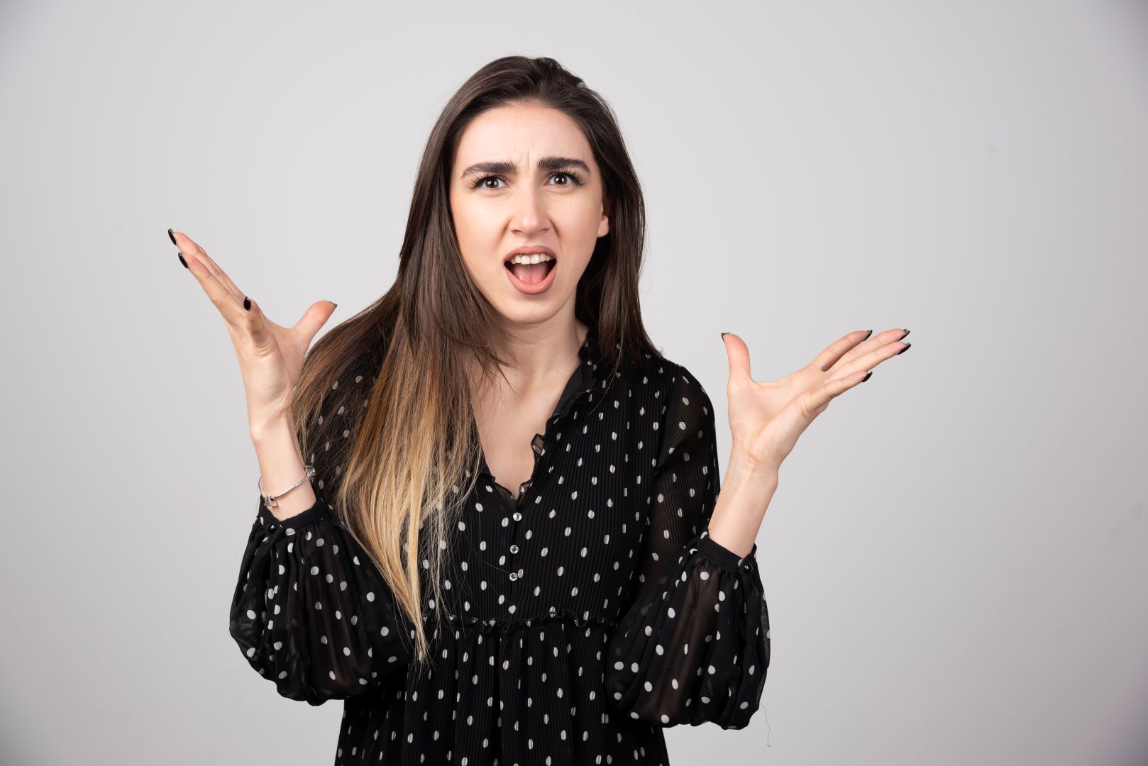 فتاة متضايقة لأن الآخرين يقللون من إنجازها