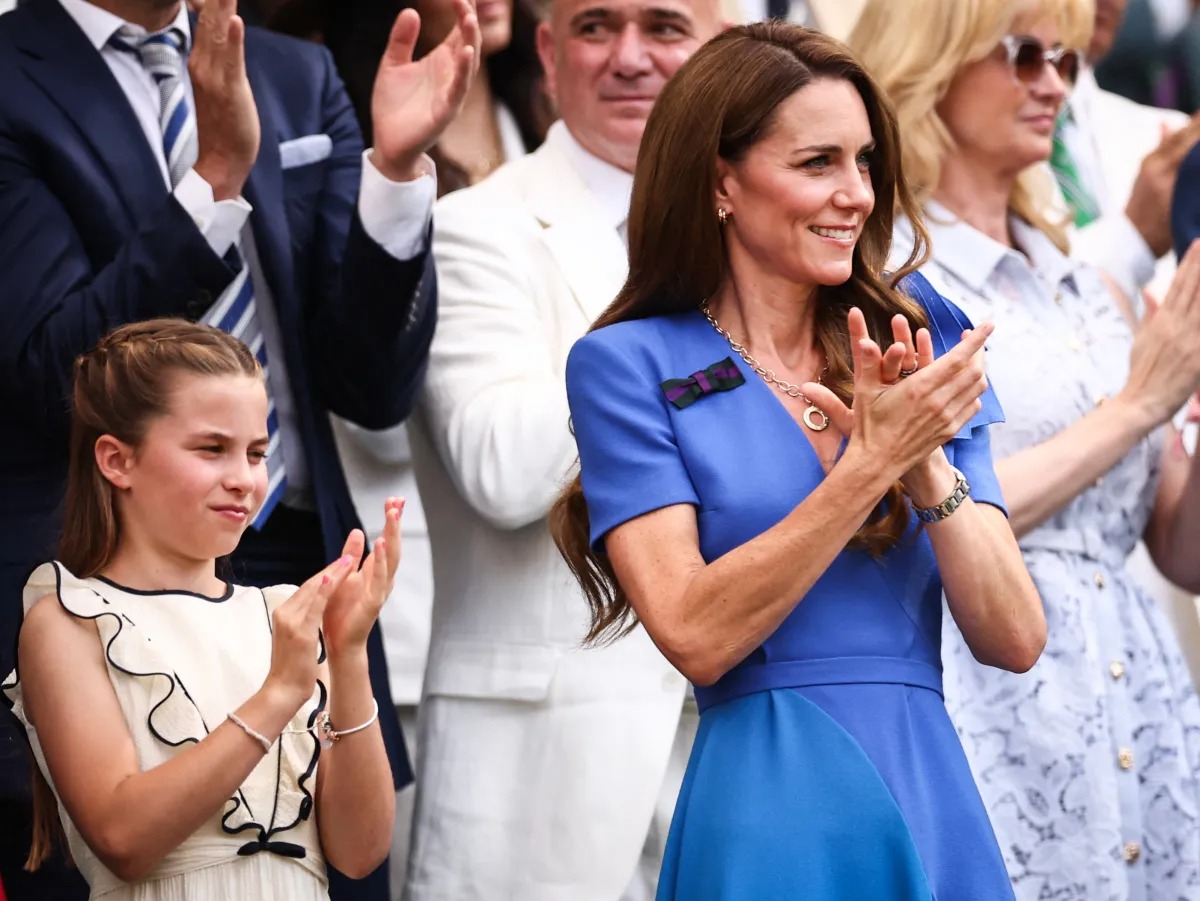 كيت ميدلتون والأميرة شارلوت في نادي عموم إنجلترا للتنس والكروكيه في ويمبلدون ( Kate Middleton and Princess Charlotte at the All England Lawn Tennis and Croquet Club in Wimbledon ). مصدر الصورة: HENRY NICHOLLS / AFP