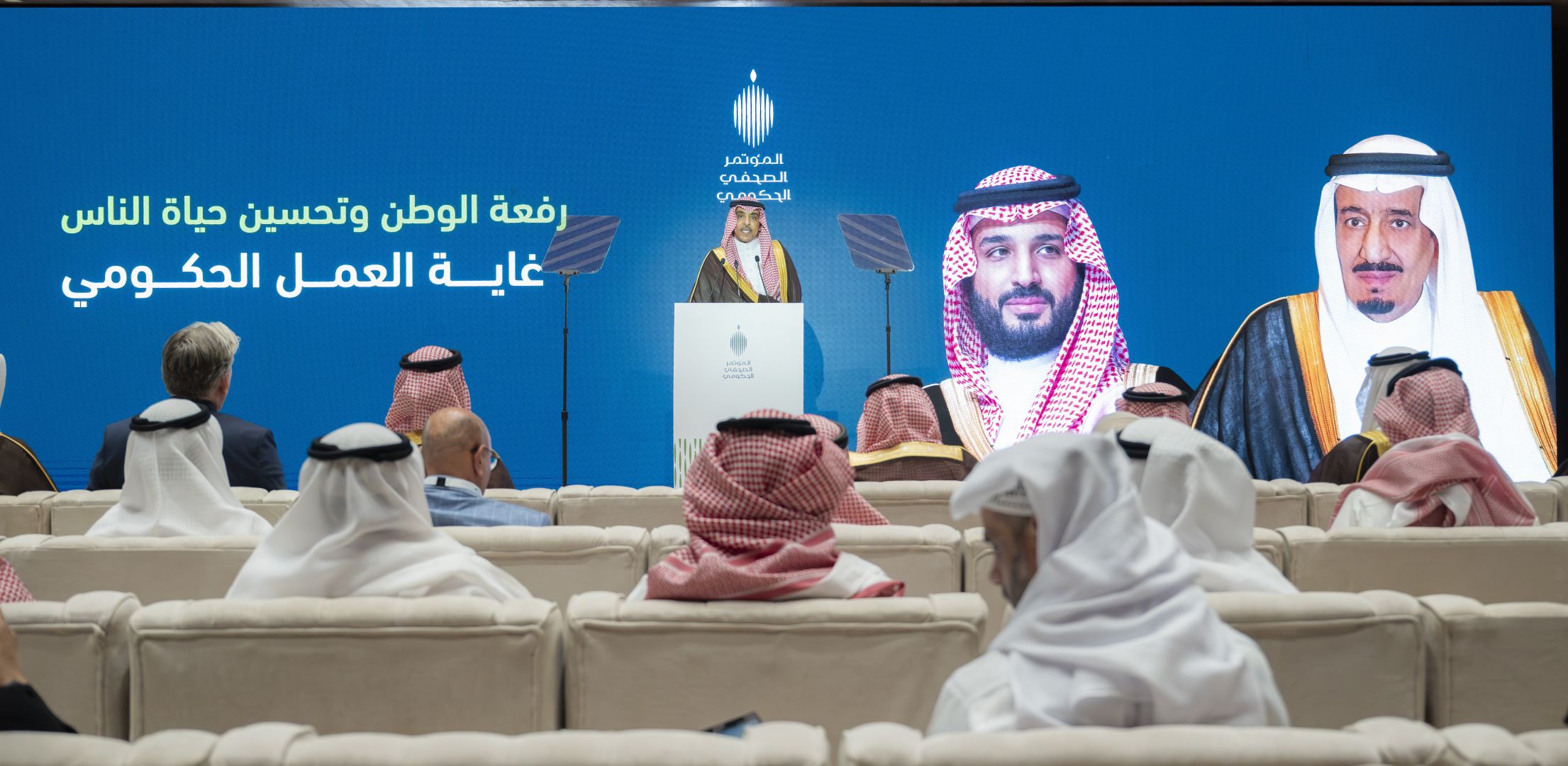 وزير الإعلام سلمان الدوسري خلال المؤتمر الصحفي الحكومي الـ 37