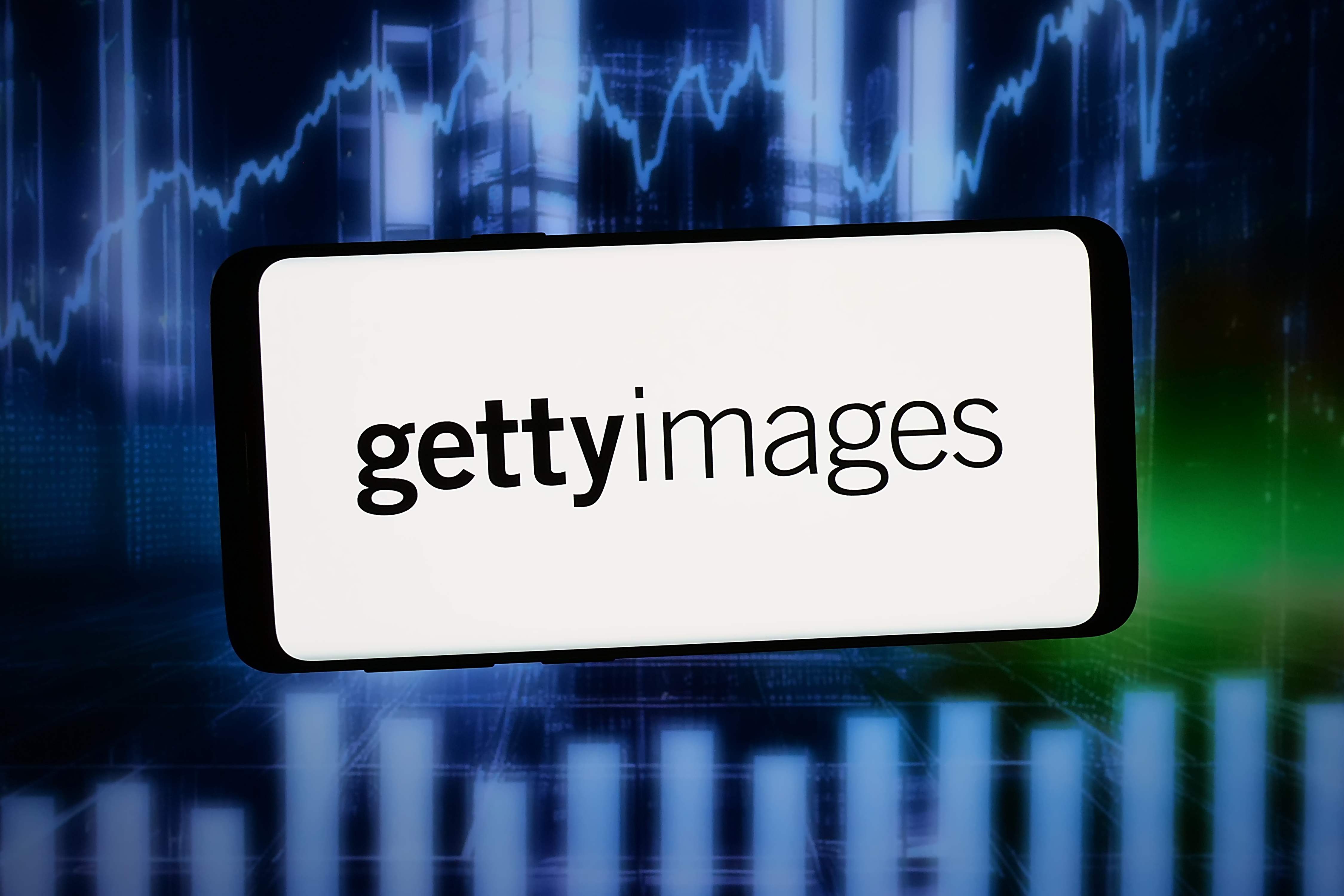 شعار شركة Getty Images Holdings Inc الأمريكية على هاتف ذكي، أمام خلفية تجريدية معروضة على شاشة حاسوب- المصدر: Timon Schneider / SOPA Images / LightRocket عبر Getty Images.