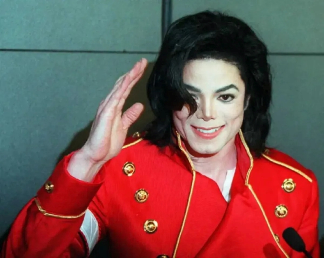 مايكل جاكسون في باريس (Michael Jackson in Paris). مصدر الصورة: VINCENT AMALVY / AFP