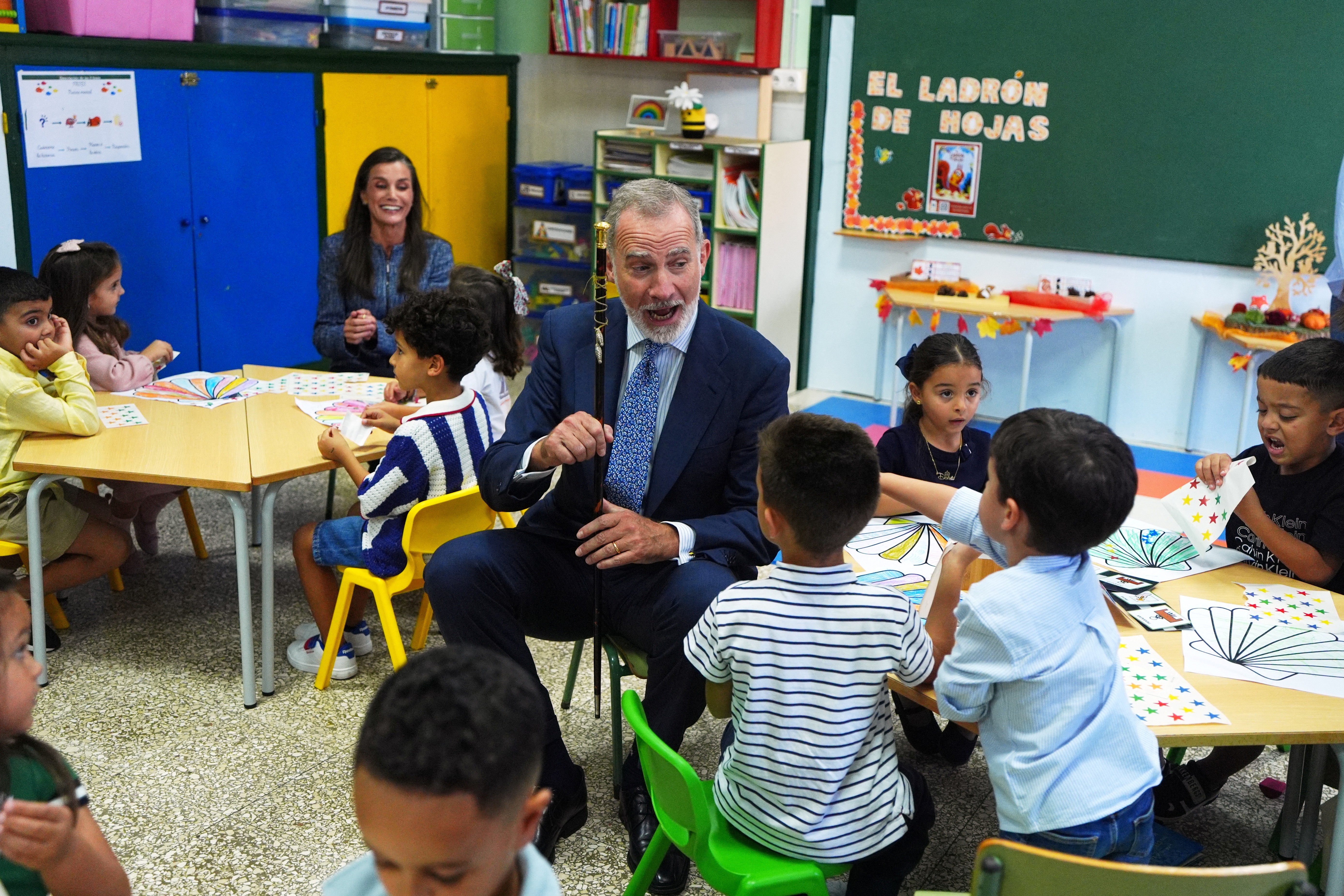 ملك إسبانيا فيليب السادس والملكة ليتيزيا مع تلاميذ مدرسة فيسنتي أليكساندري - Photo by AFP