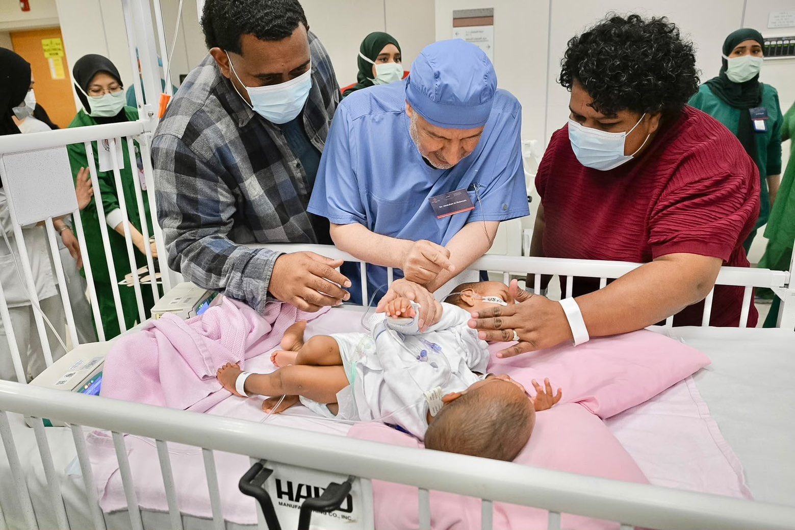 بدء عملية فصل التوأم الملتصق الفيجي في الرياض بنسبة نجاح متوقعة 70% - مصدر الصورة حساب مركز الملك سلمان للإغاثة على منصة إكس