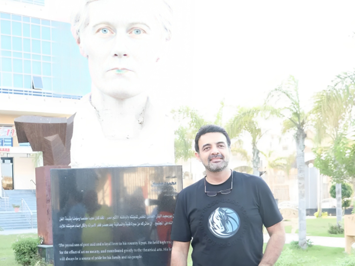 عمرو محمود ياسين أمام تمثال والده الراحل فى بورسعيد