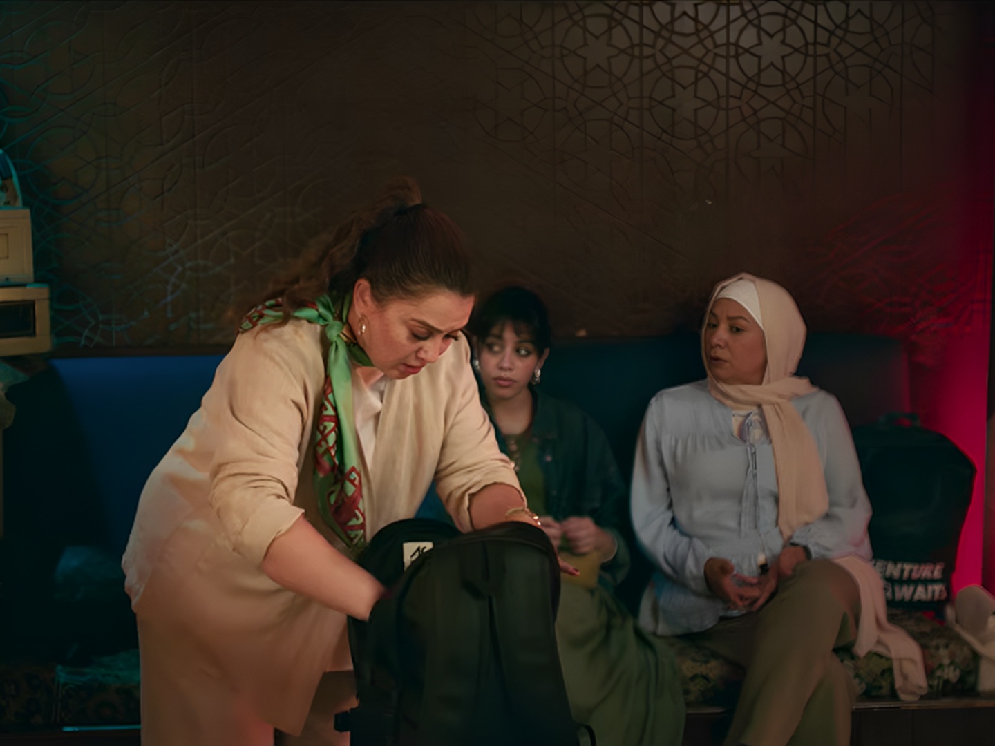 مشهد من الحلقة 11 من خمسين خمسين- الصورة من شاشة عرض المسلسل 