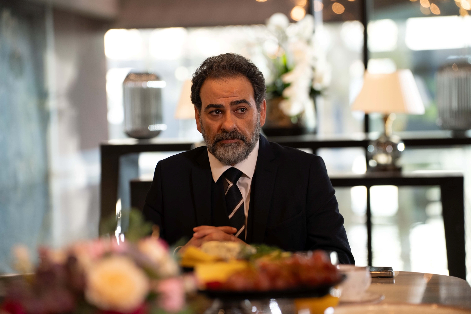 طلال الجردي في كواليس حب أسود-  الصورة من المركز الاعلامي لـ MBC شاهد