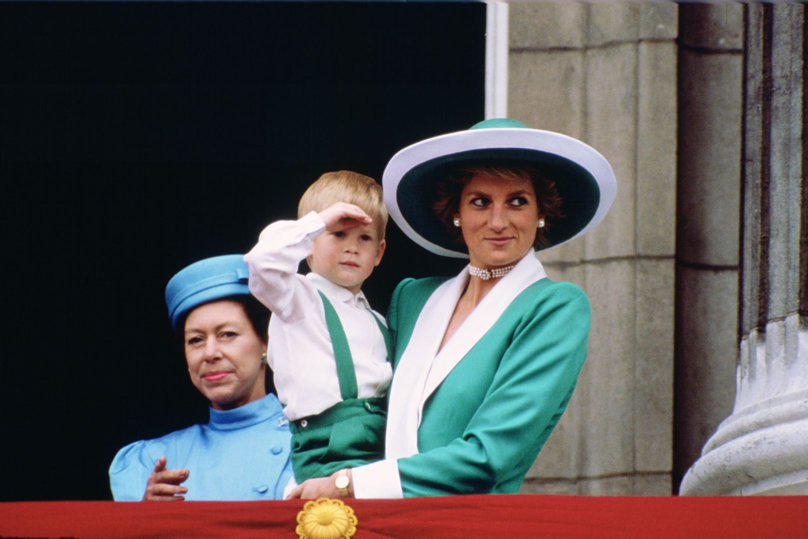 الأميرة ديانا تحمل الأمير هاري من شرفة قصر باكنغهام ( Princess Diana holding Prince Harry from the balcony of Buckingham Palace). مصدر الصورة: Tim Graham Photo Library via Getty Images