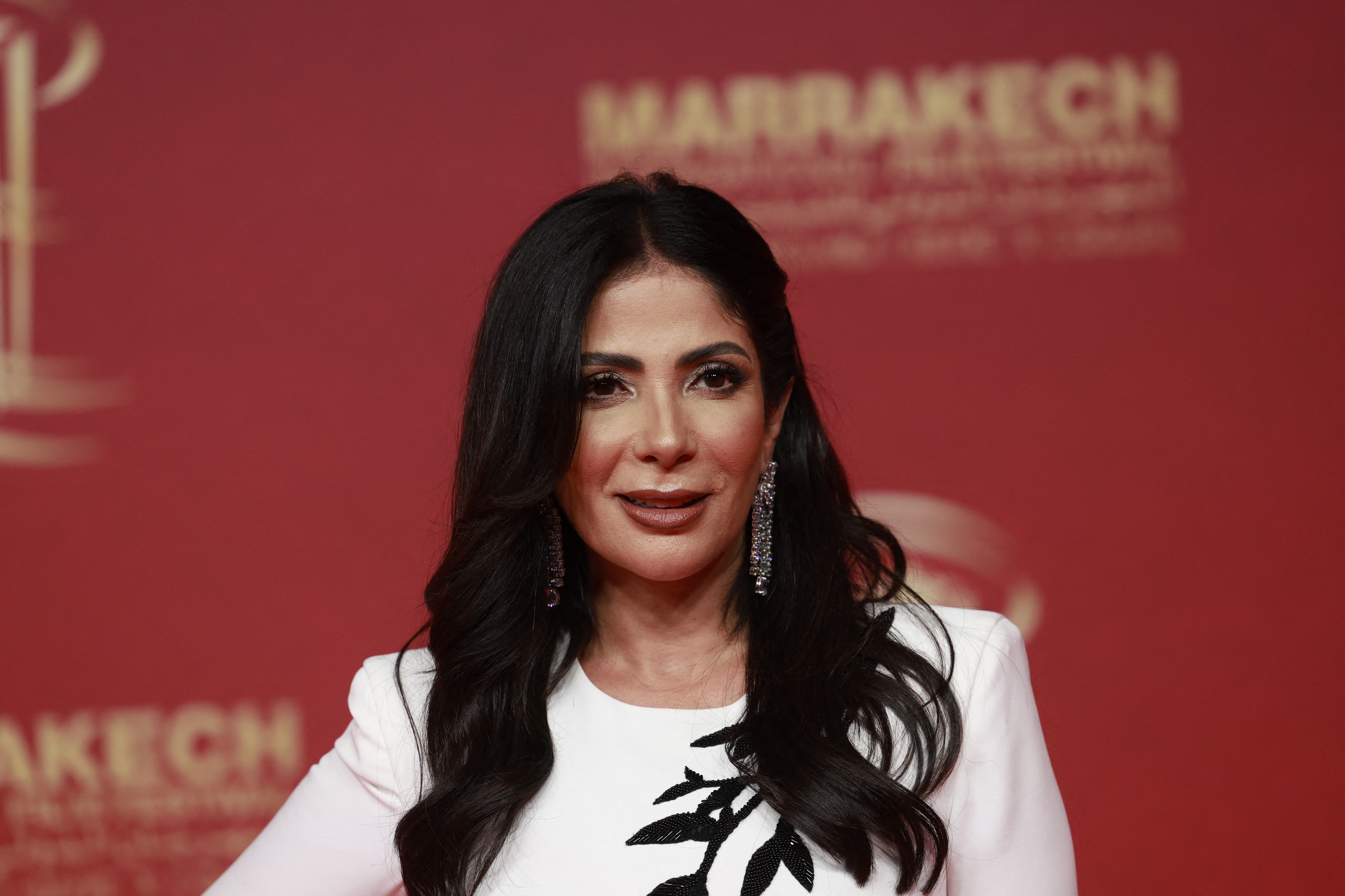 منى زكي (Mona Zaki) على السجادة الحمراء خلال الدورة الـ 22 لمهرجان مراكش السينمائي الدولي عام 2025. مصدر الصورة: Abdel Majid Bziouat / AFP