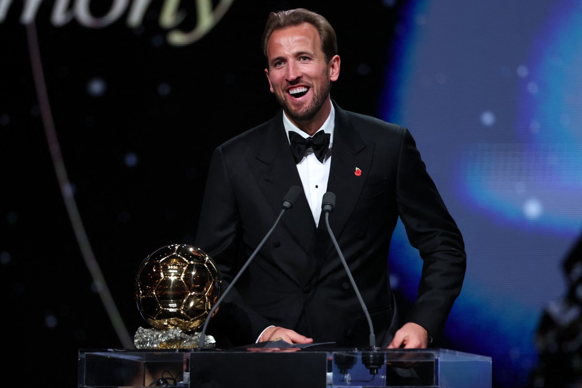 هاري كين خلال تتويجه بجائزة الكرة الذهبية لعام 2026 - England and Bayern Munich forward Harry Kane reacts after receiving the Ballon d'Or award for the best male footballer during the 2026 Ballon d'Or France Football award ceremony at the Palladium Theatre in London . (Photo by FRANCK FIFE / AFP)