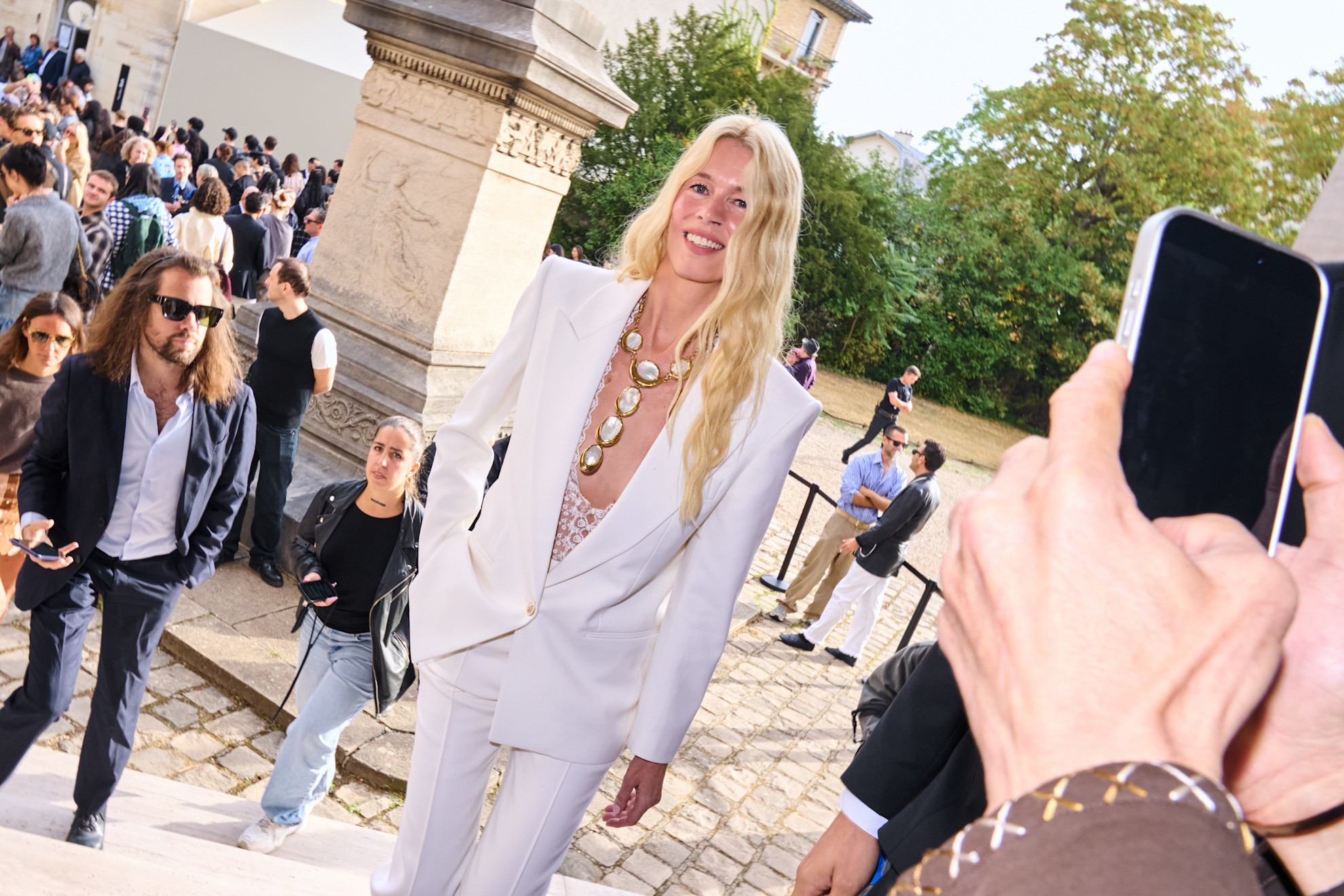 إطلالة كلوديا شيفر Claudia Schiffer في عرض كلوي Chloe -الصورة من Launchmetrics/Spotlight ©