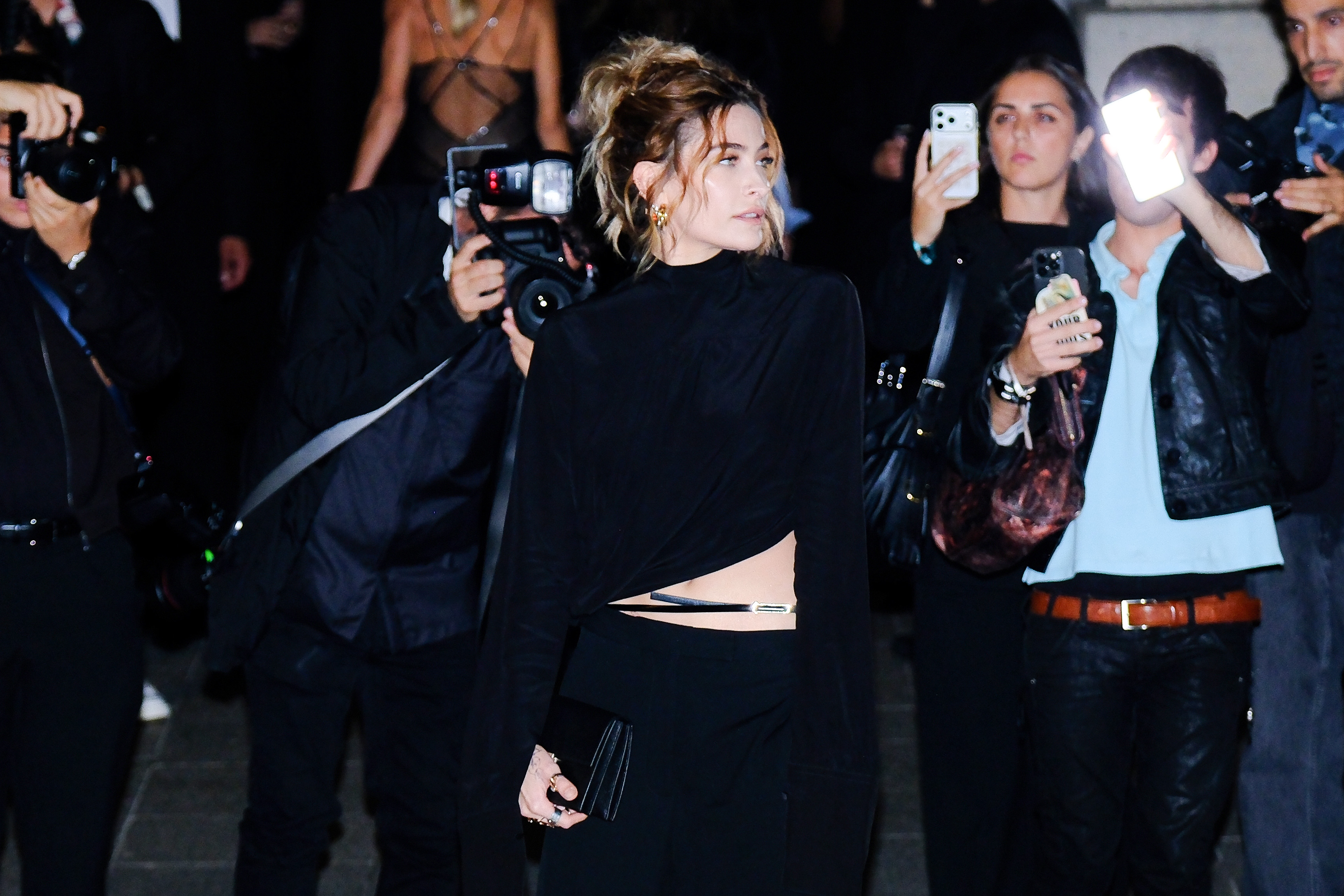  باريس جاكسون Paris Jackson  تحضر عرض Tom Fordفي أسبوع الموضة في باريس لموسم ربيع وصيف 2027 (مصدر الصورة: Ferda Demir/Getty Images)