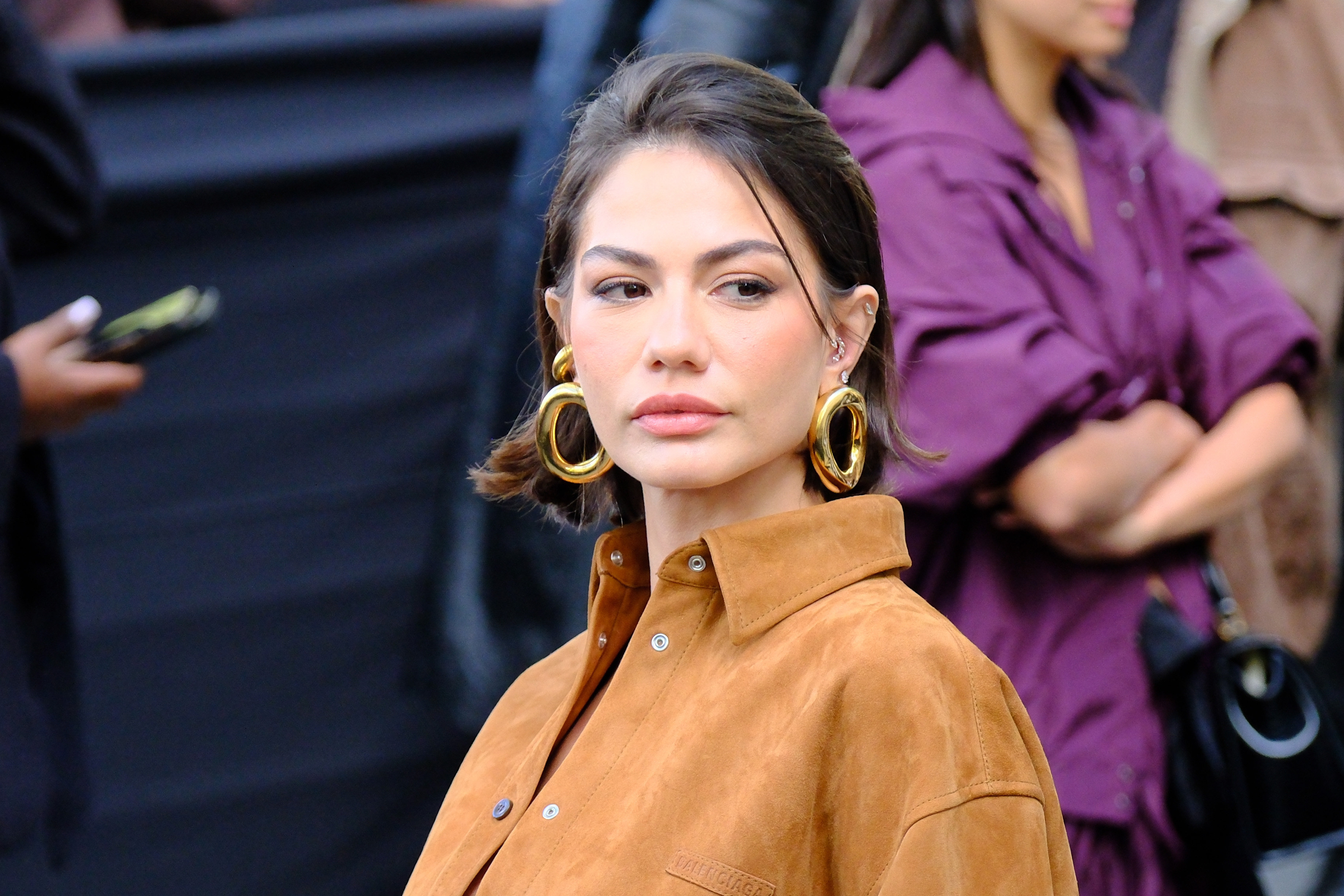  ديميت أوزديمير Demet Özdemirفي عرض بالنسياغا Balenciaga لربيع وصيف 2027 بأسبوع الموضة في باريس(مصدر الصورة :Ferda Demir/Getty Images)