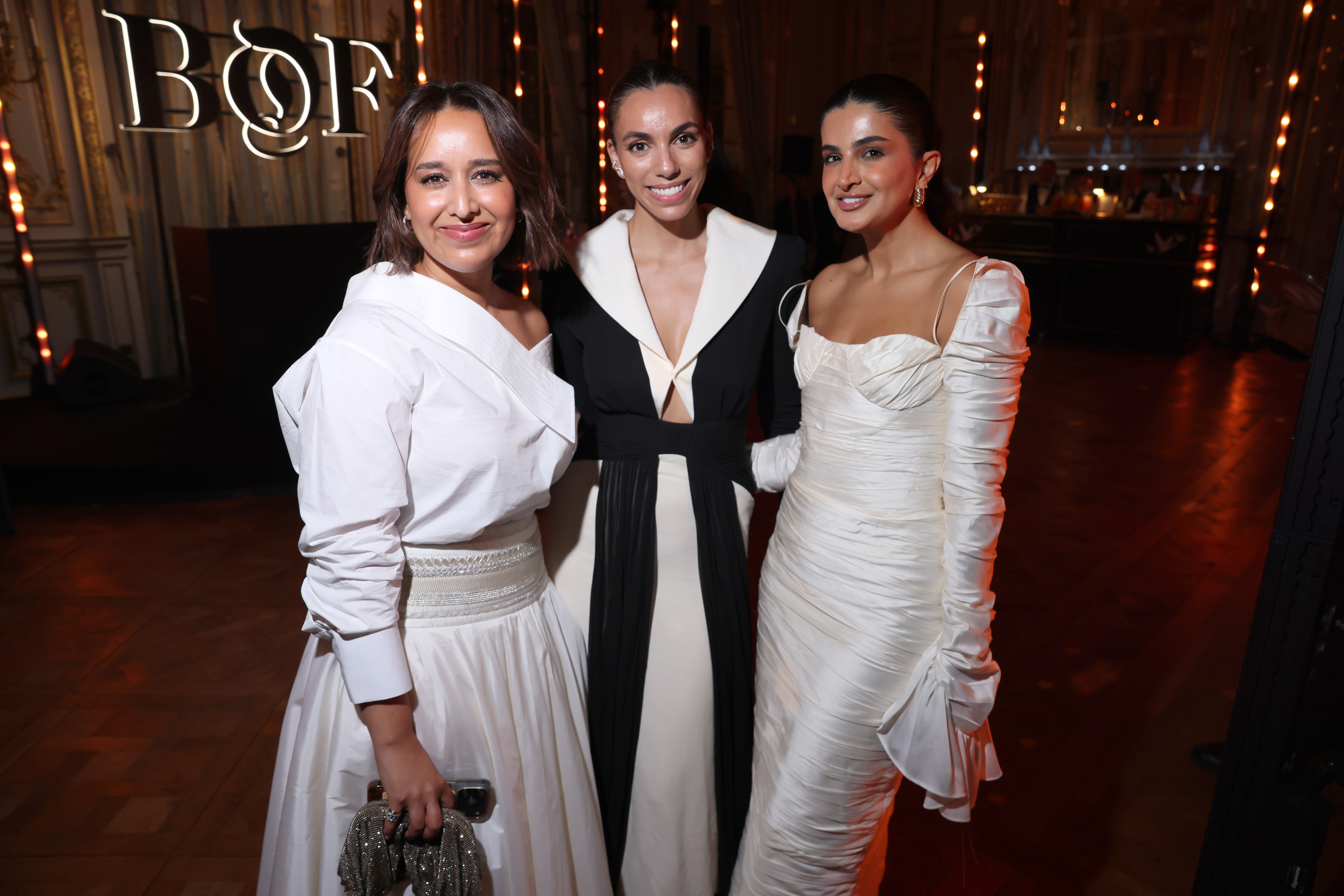   (من اليسار إلى اليمين) شهد الشهيل، وثريا بن شاوش، ورئيس شراكات العلامات التجارية في The Business of Fashion، وأسماء الملا، المديرة الإبداعية لـ 3oud.com / Oud Fashion Talk، يحضرون حفل BoF500 Gala المقام ضمن فعاليات أسبوع الموضة في باريس، في فندق شانغريلا باريس، بتاريخ 3 أكتوبر 2026، في باريس، فرنسا.