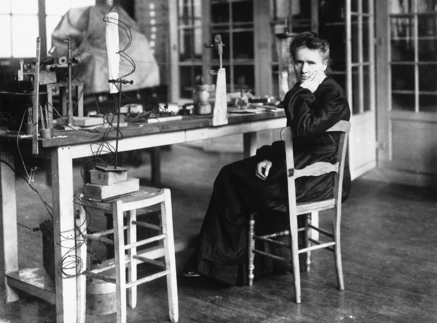 ماري كوري  Marie  Curie في مختبرها (مصدر الصورة:  © Hulton-Deutsch Collection/CORBIS/Corbis via Getty Images))