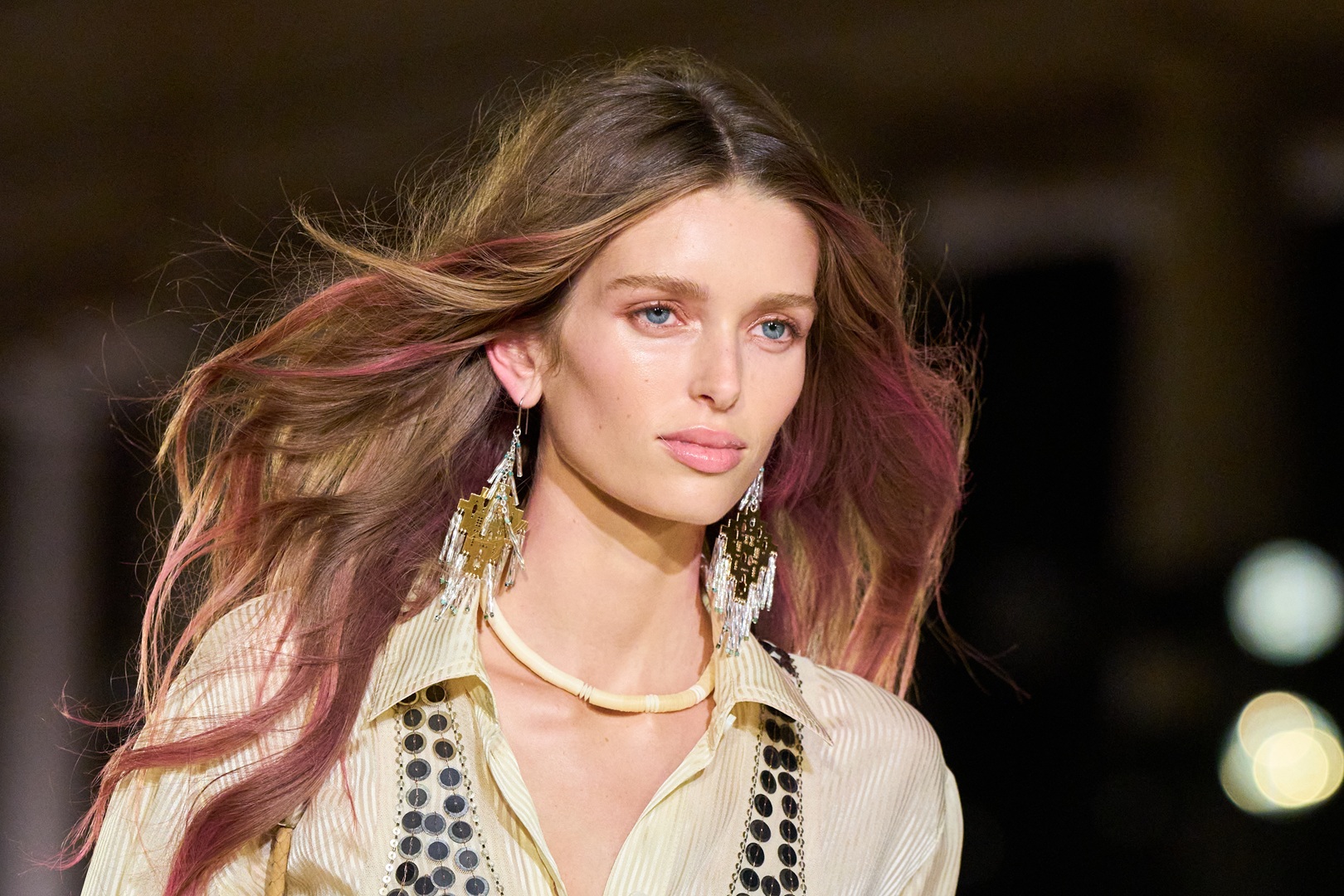 من عرض إيزابيل ماران Isabel Marant gربيع وصيف 2027 - الصورة من LaunchmetricsSpotlight©