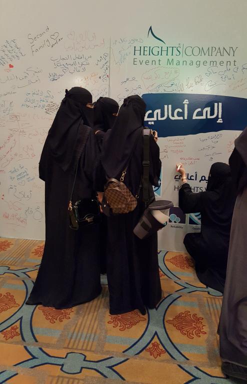 شابات يدون انطباعاتهن عن الملتقى