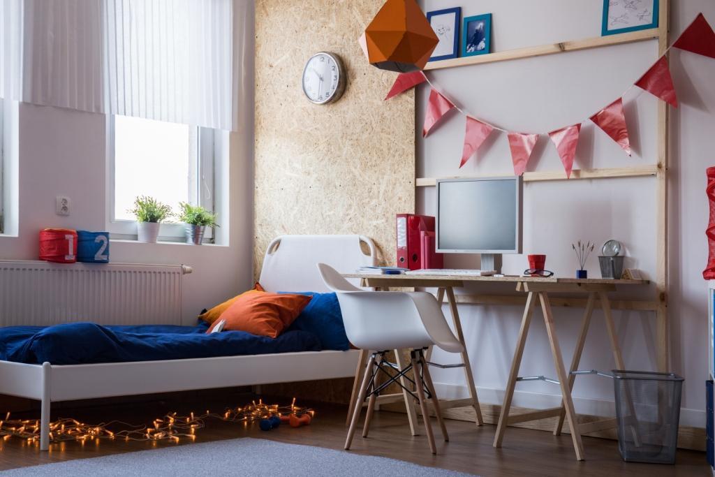 هو لون السماء والمياه، وبتوظيفه بدرجاته، يمكن الاستفادة من تأثيره، فيما التكوين الخشبي الذي يعلو منضدة الكتابة، يوحي بالانسجام الكبير بين التصميم، والطموحات العالية للطفل.