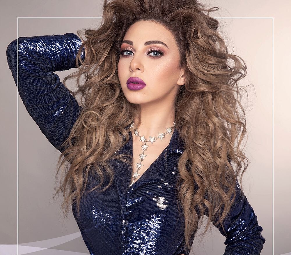 تسريحة شعر ويفي عريض