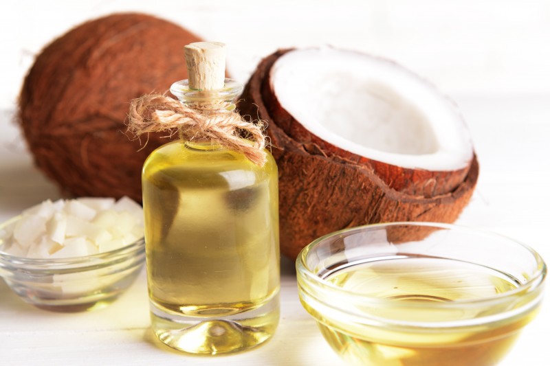زيت جوز الهند للتخلص من التجاعيد حول العينين