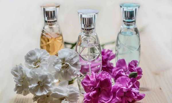 كيفية عمل عطر طبيعي في المنزل