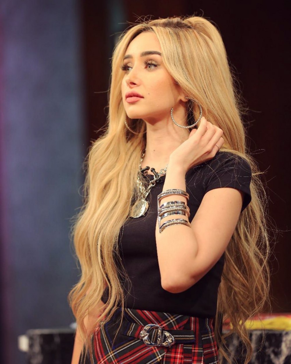 اقراط هنا الزاهد