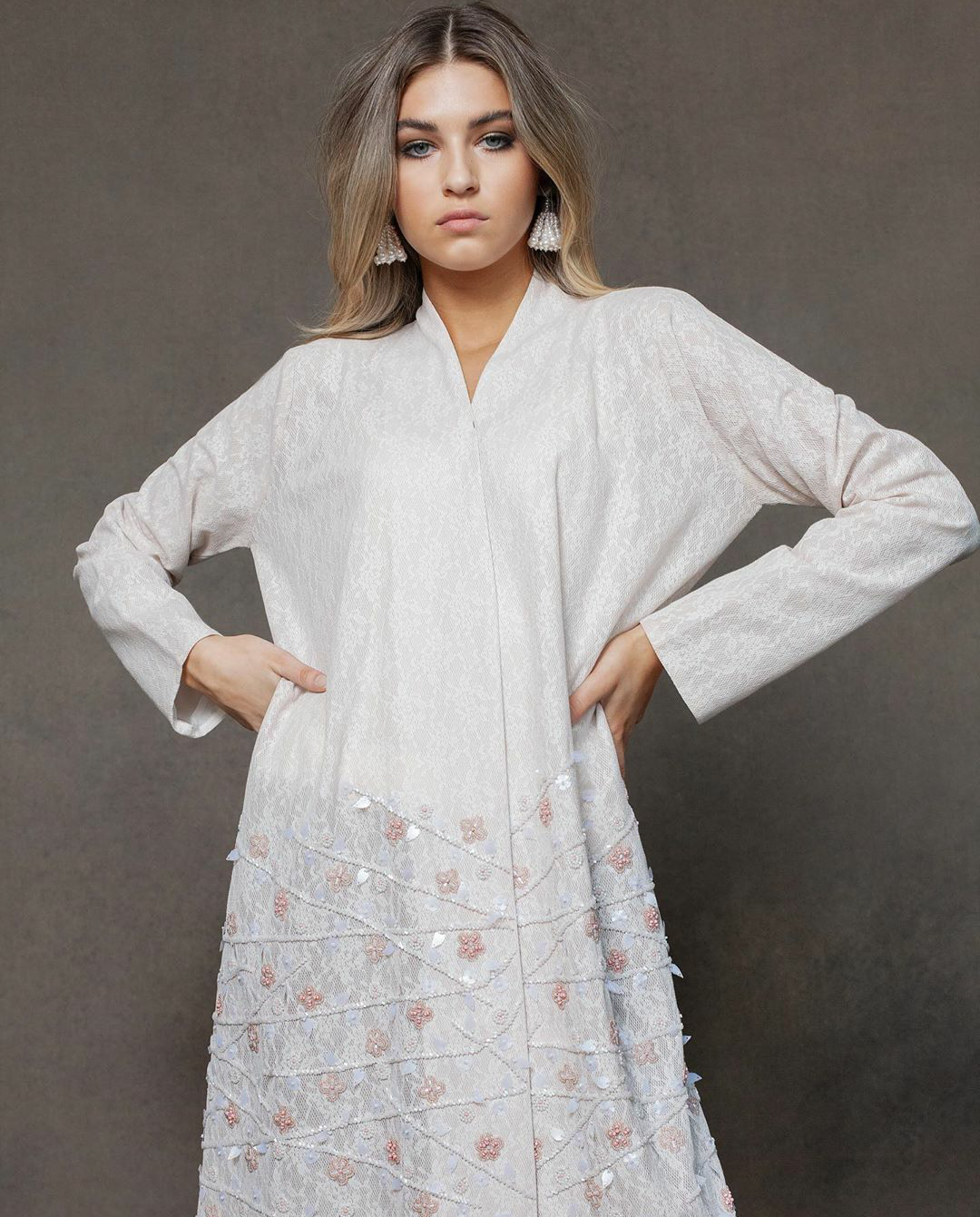 عباية بيضاء مطرزة من  Hania Collection