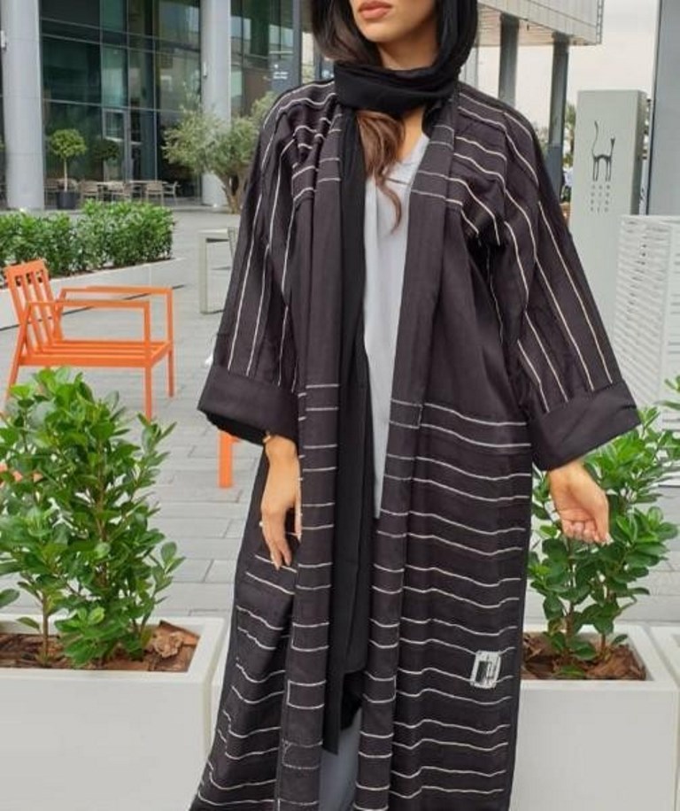 عباية مخططة من ماركة Adore Boutique