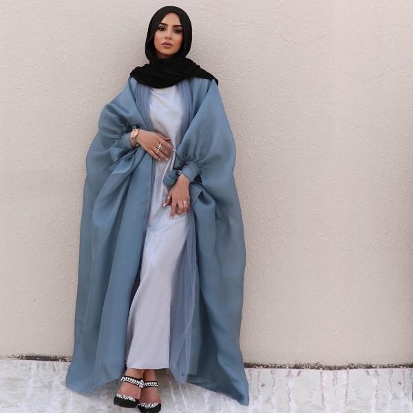 عباية واسعة بأكمام منفوخة