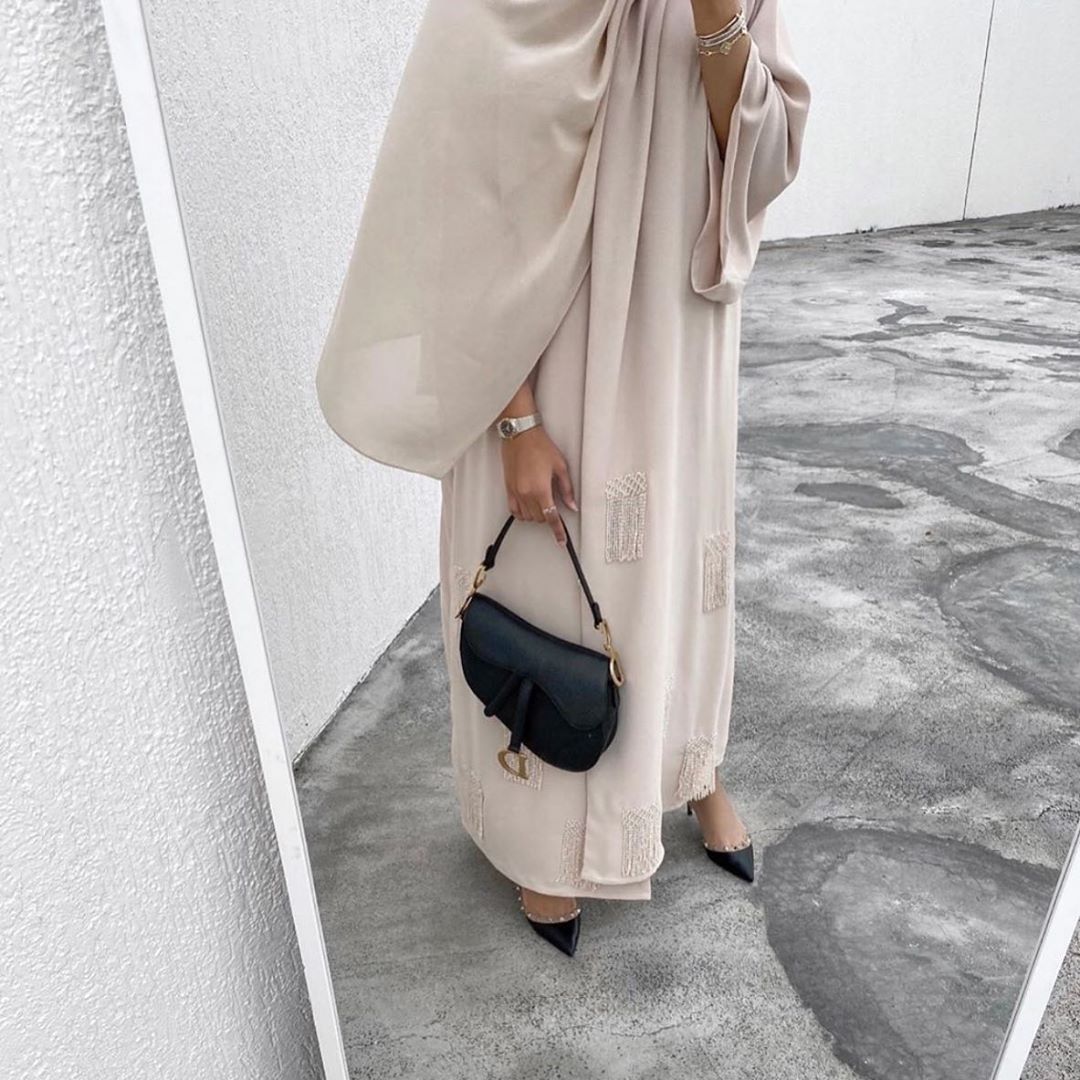 عبايات بتطريز ناعم