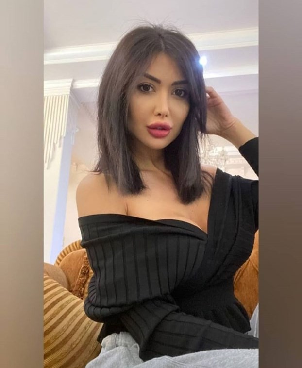 دانا جبر بتسريحة الشعر الكاريه المنسدل في الحجر المنزلي
