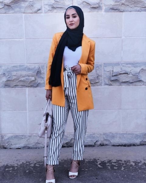 البليزر بلون صارخ مع اطلالة مونوكروم