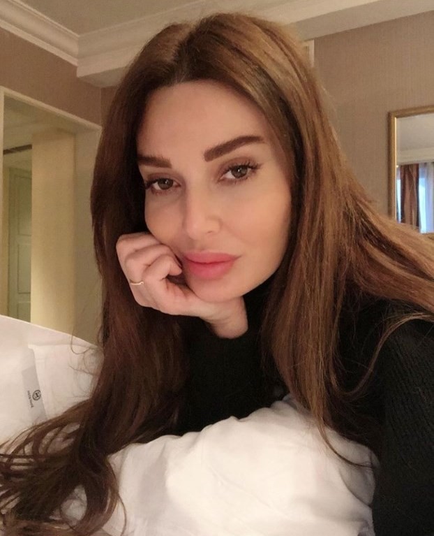 سيرين عبد النور بتسريحة منسدلة في الحجر المزلي