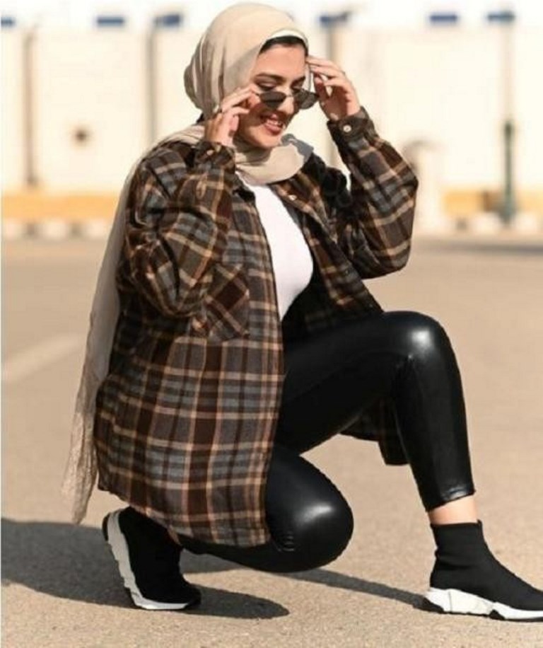 تنسيق بنطلون جلد مع جاكيت طويل كاروه