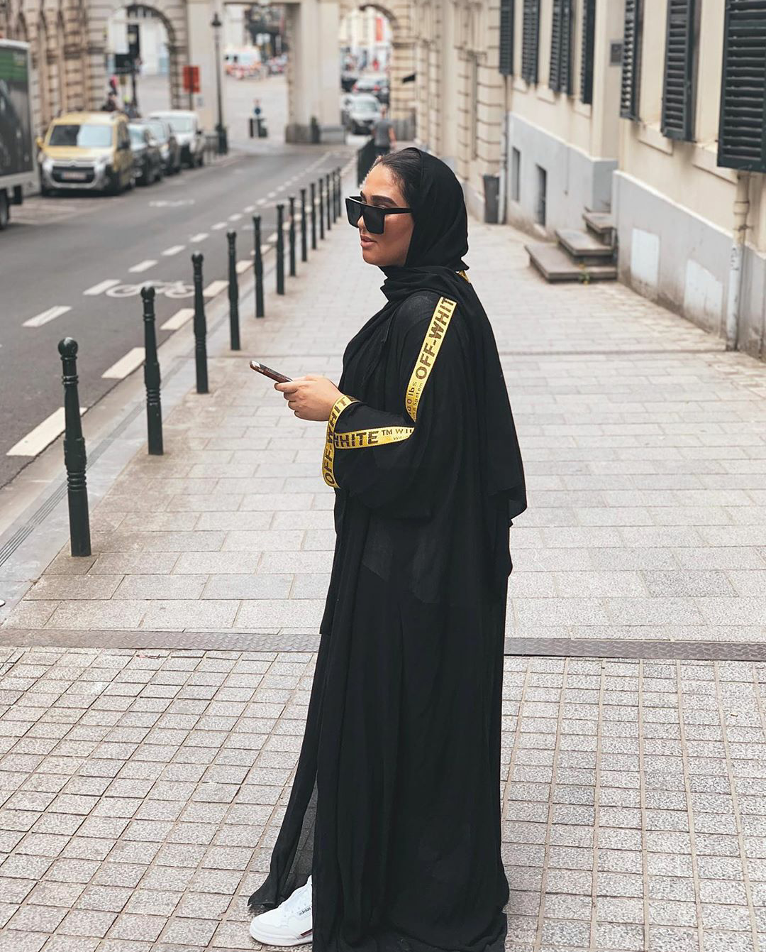 عبايات مزدانة بالشعارات لإطلالة عصرية