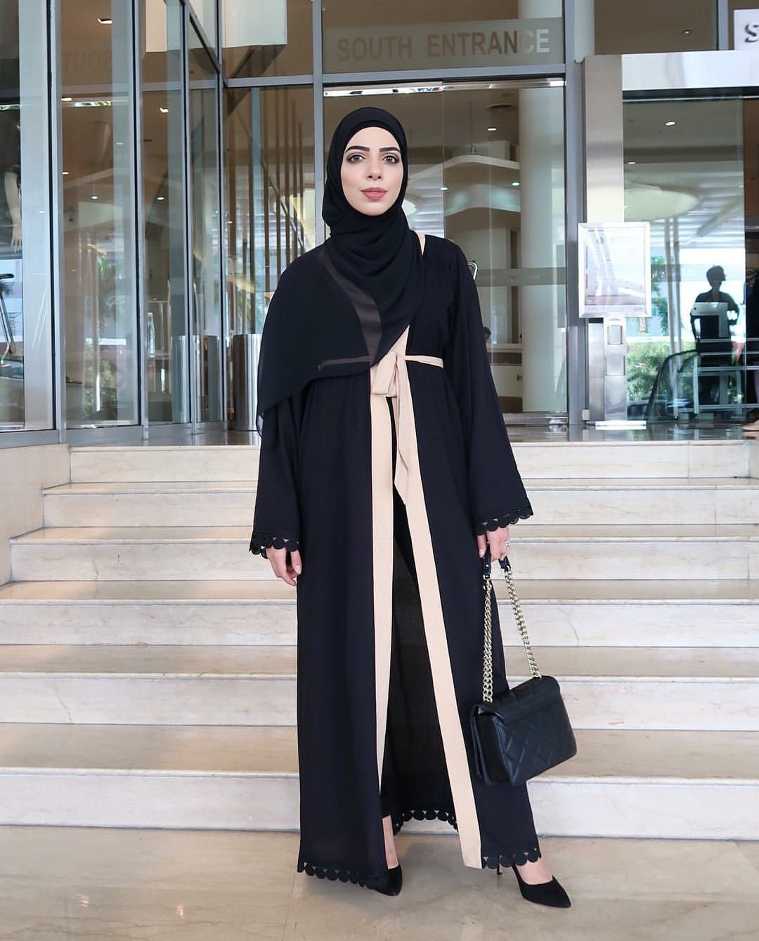 عبايات سوداء بتفاصيل ملونة موضة الموسم