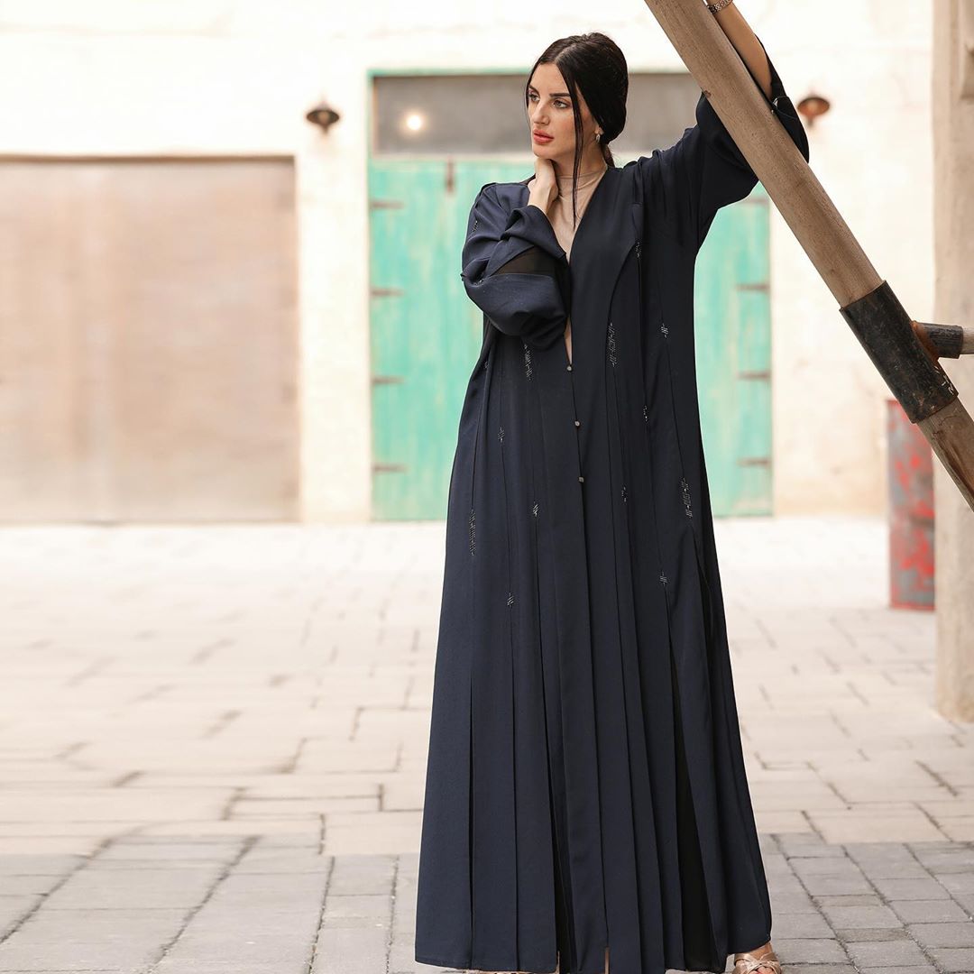 عبايات سوداء مزينة بكسرات البليسيه