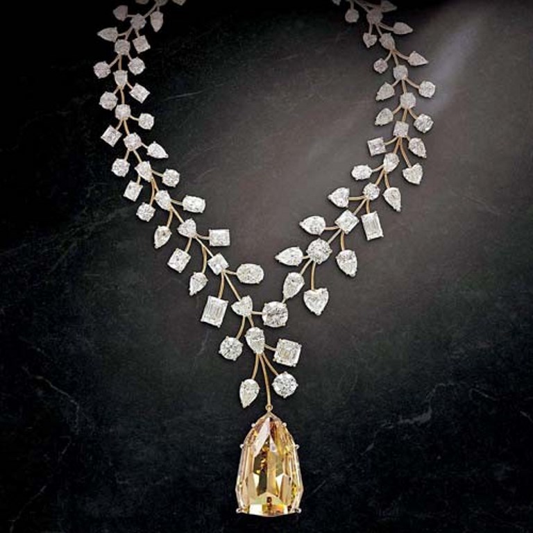 L’Incomparable Diamond Necklace ماسة لا تقارَن