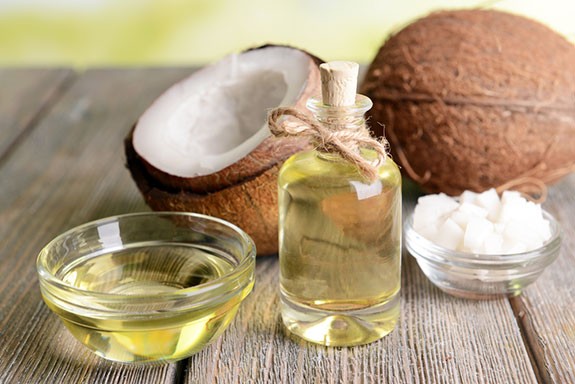 قناع زيت جوز الهند للشعر الجافّ والتالف