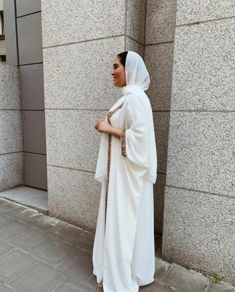 عباءة بيضاء